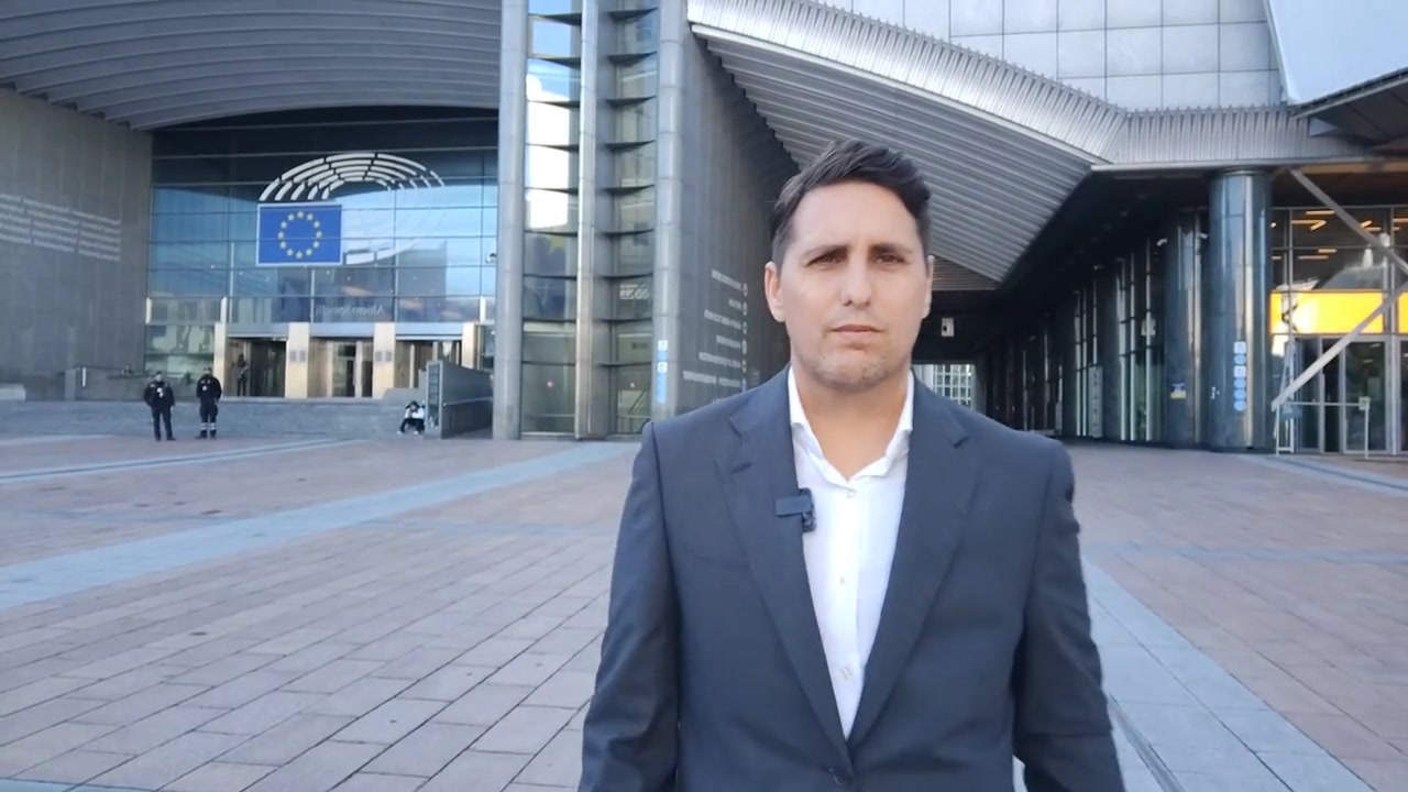 Bruno Miguel Alves junto ao Parlamento Europeu, em Bruxelas